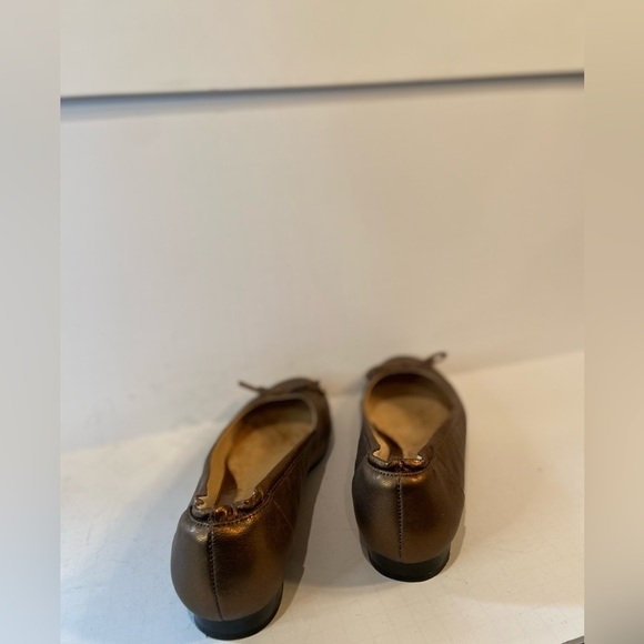 Clarks~Metallic Bronze Leather Slip-On Ballet Flat~Bow Detail~Round Tie~Size 9.5 - Picture 4 of 15
